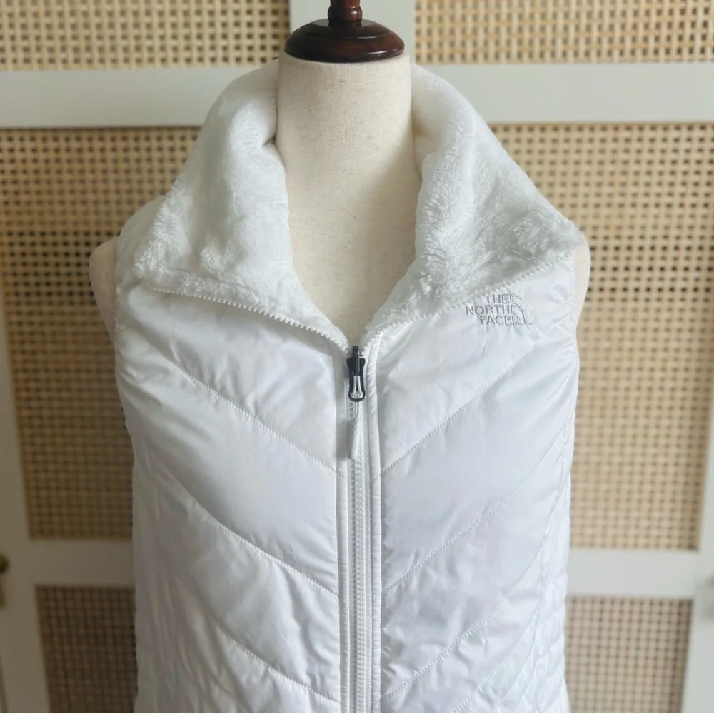 The North Face “Mossbud” Insulated Reversible Vest – TNF White (Size M) - Picture 2 of 15